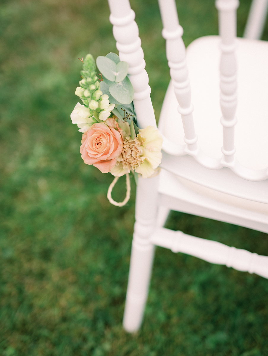 WZP-Amy-Jacco-wedding-257 trouwceremonie stoelboeketje roos
